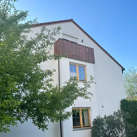 Grosses Haus Bei Muenchen Mit 4 Schlafzimmern Fuer Bis Zu 10 Personen 高庭