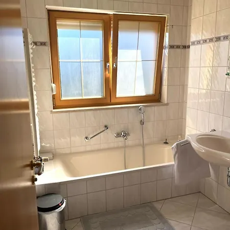 Grosses Haus Bei Muenchen Mit 4 Schlafzimmern Fuer Bis Zu 10 Personen 度假居 *
